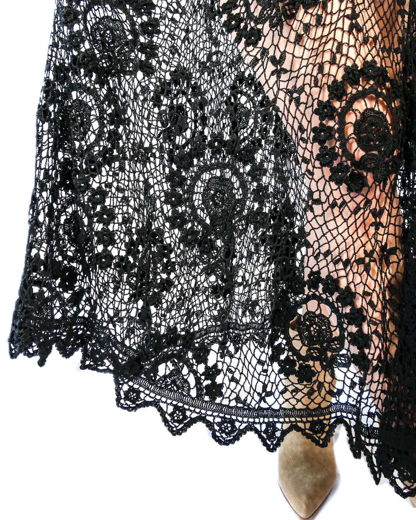 The ultimate cowgirl romantic hand crocheted maxi skirt with a circular floral design against a fishnet-like backdrop. This is an original Lim's piece from the 1980s and is truly a vintage collector's item! Measurements: Size: Small Waist 26"- 32" Length 35” Size: Medium Waist 27"- 33" Length 35" Color: Black Material: 100% cotton