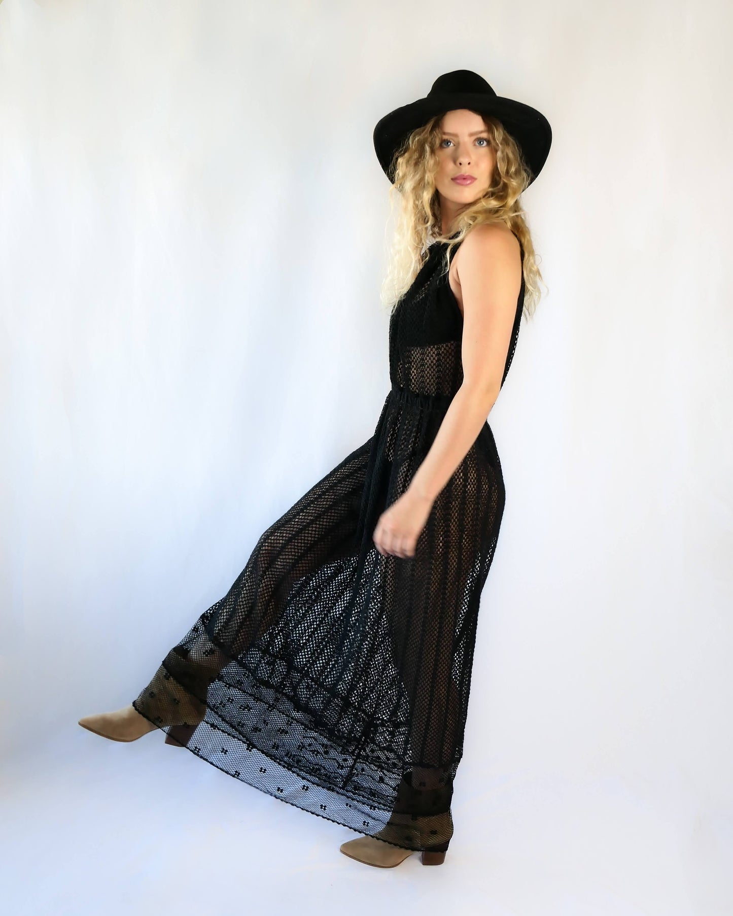 This boho chic dress in black is completely hand crocheted with soft cotton threads, with a Lim’s classic delicate net patterned crochet at the bottom hem. The dress is worn with the button open at the front for a flattering V-neckline.